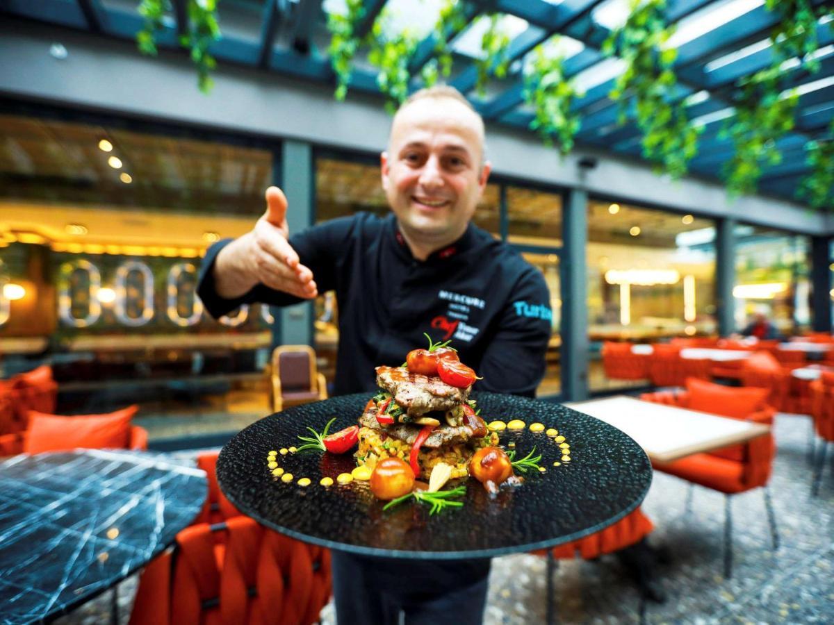 Mercure Trabzon Hotel المظهر الخارجي الصورة A waiter serving a meal