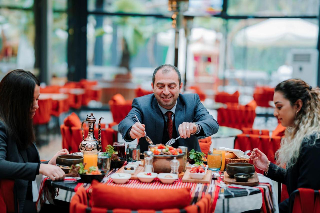 Mercure Trabzon Hotel المظهر الخارجي الصورة A man eating at a restaurant